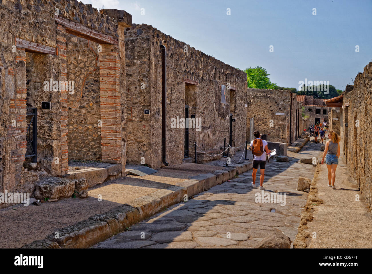 Scena di strada presso le rovine di una città romana di Pompei a Pompei Scavi, vicino napoli, Italia meridionale. Foto Stock