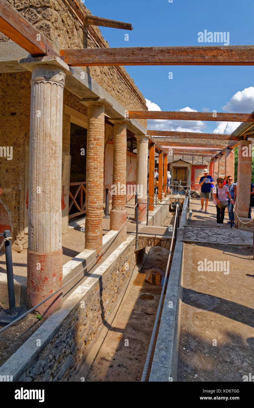 Corso d'acqua & esterno dell'Ottavio Quarto house presso le rovine di una città romana di Pompei a Pompei Scavi, vicino napoli, Italia meridionale. Foto Stock