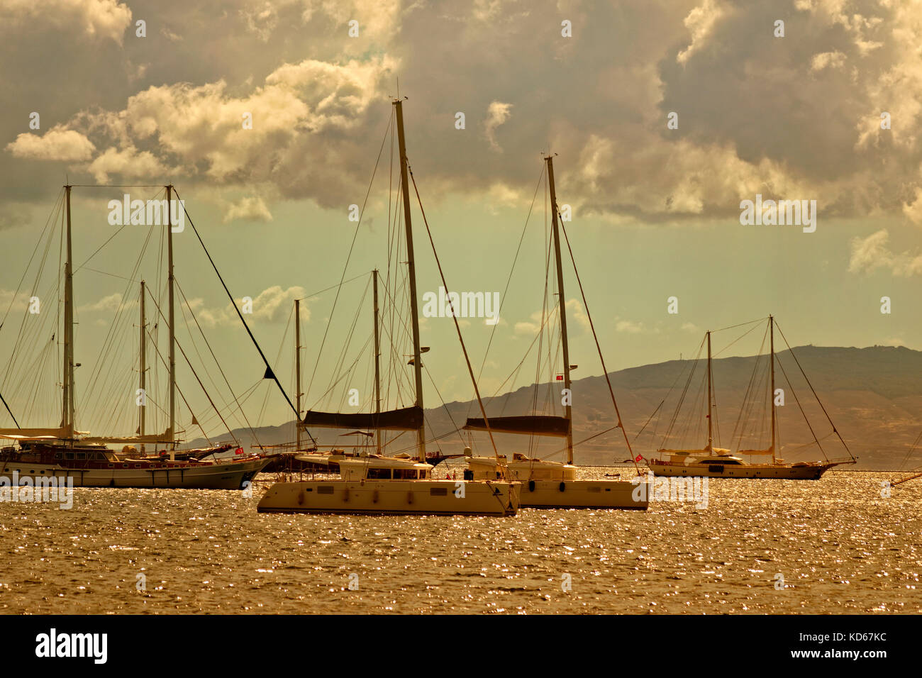 Yachts, catamarani al di ancoraggio a Bodrum, Provincia di Mugla, Turchia. Foto Stock