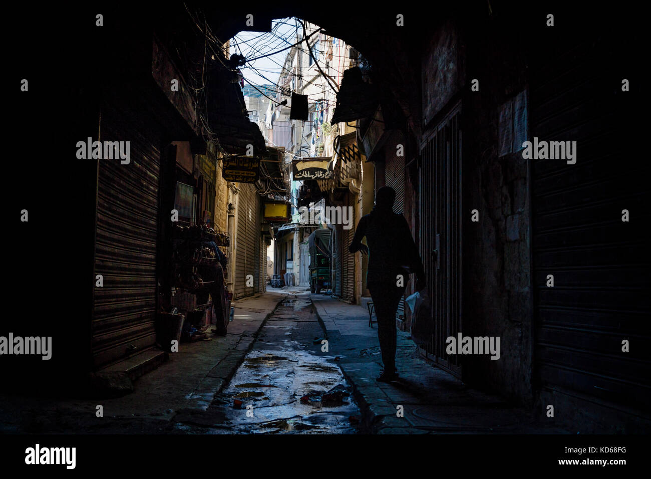 Tripoli, Libano - 9 ottobre 2015: Tripoli, Libano - 9 ottobre 2015: donne passeggiando per le strade buie dei souk di tripoli a venerdì pomeriggio, w Foto Stock