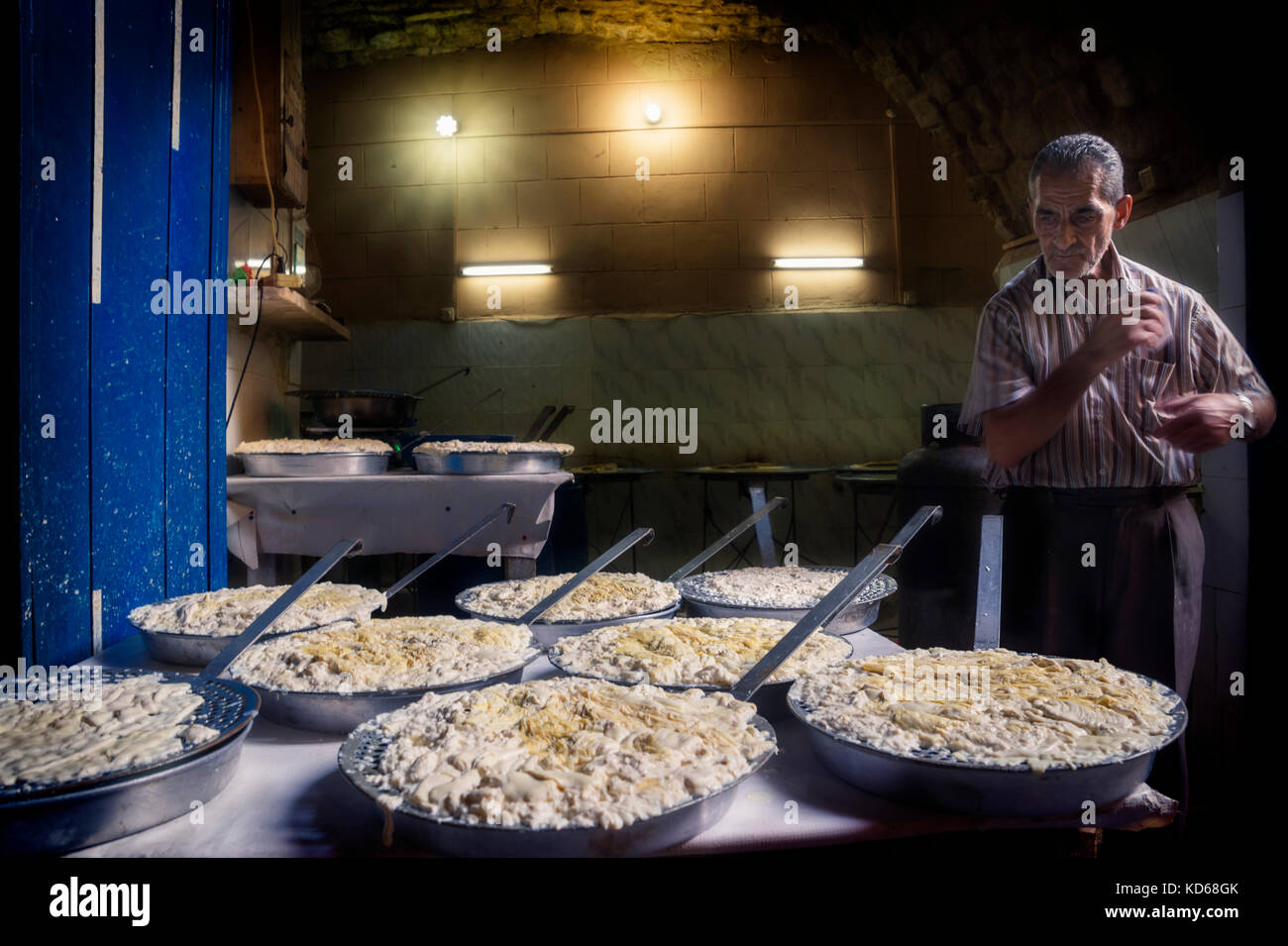 Tripoli, Libano - 9 ottobre 2015: casaro in una stanza buia nel souk di Tripoli Foto Stock