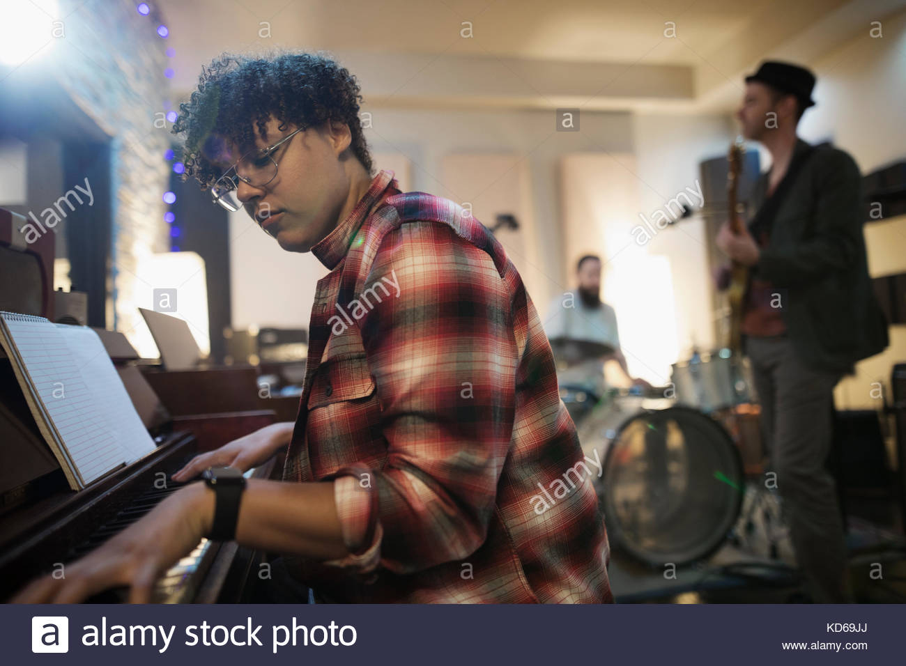 Pianista femminile che suona pianoforte in studio di registrazione Foto Stock