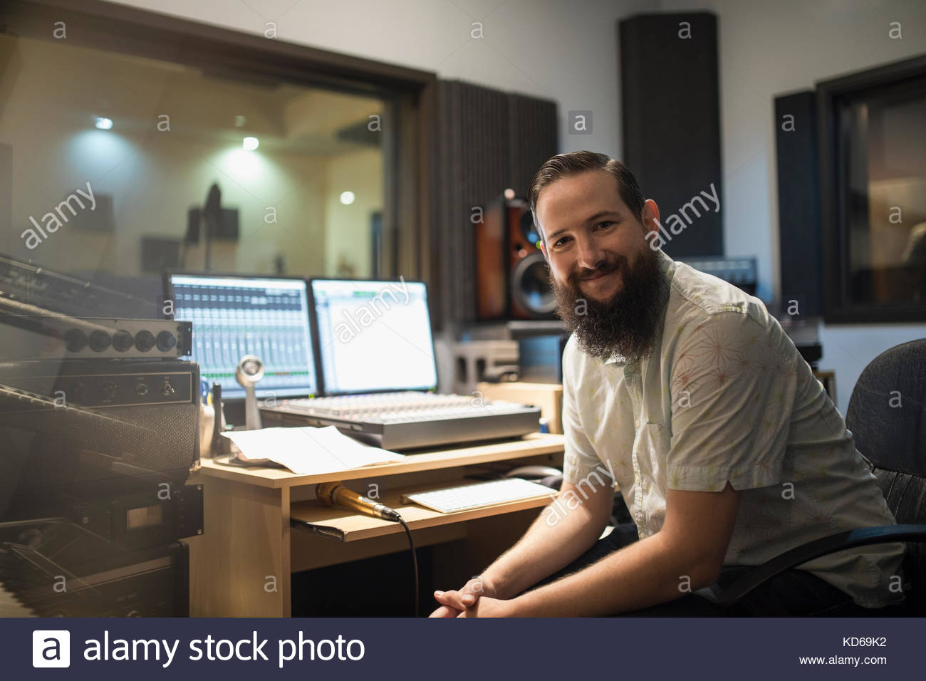 Ritratto fiducioso maschio produttore musicale in studio di registrazione Foto Stock