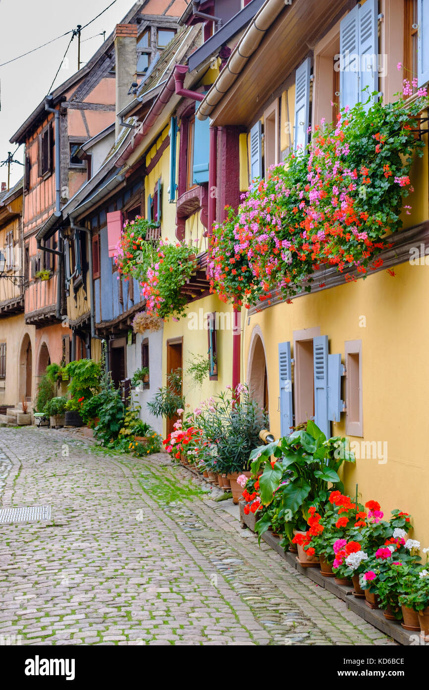 Una piccola strada conduce attraverso il fiore decorate tipiche case a graticcio del villaggio storico Foto Stock