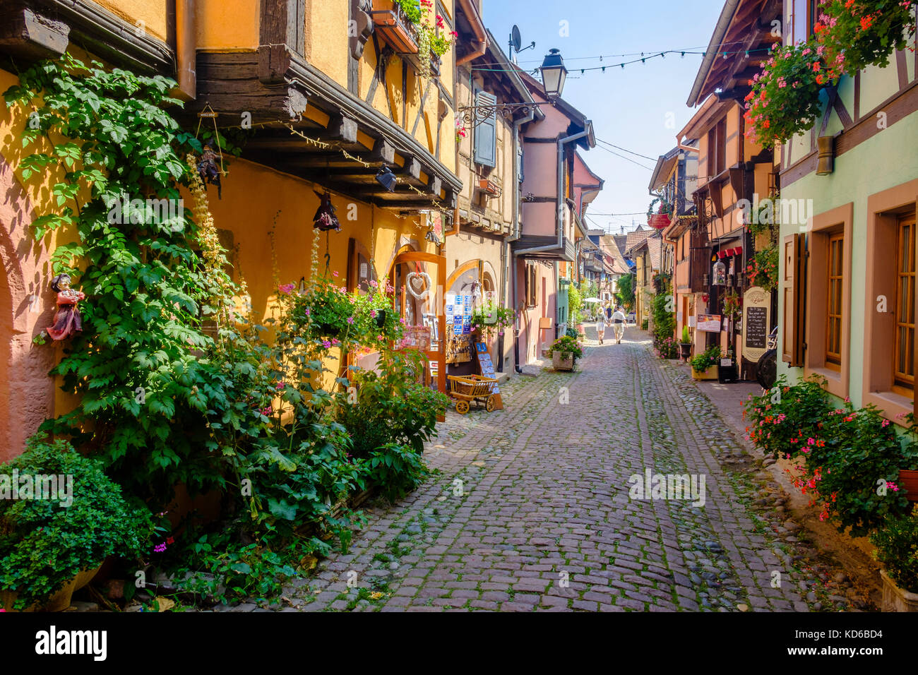 Una piccola strada conduce attraverso il fiore decorate tipiche case a graticcio del villaggio storico Foto Stock