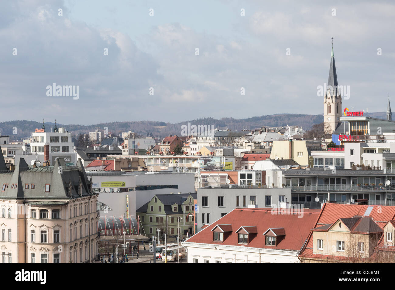 Città di liberec con colline dietro in europa Foto Stock