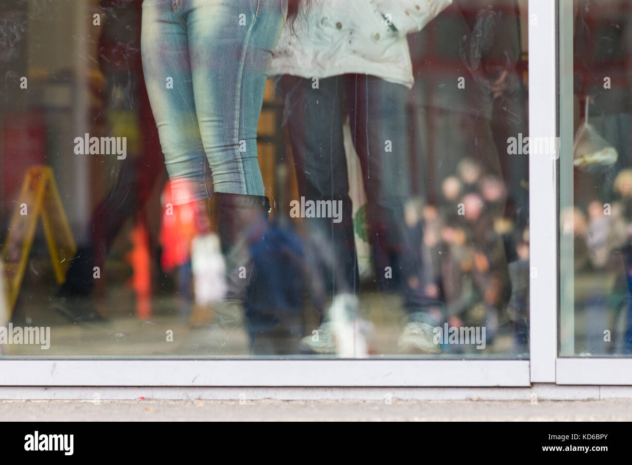 Una riflessione di persone sulla strada e le donne in piedi in un centro commerciale per lo shopping di Liberec, Repubblica ceca, europa Foto Stock