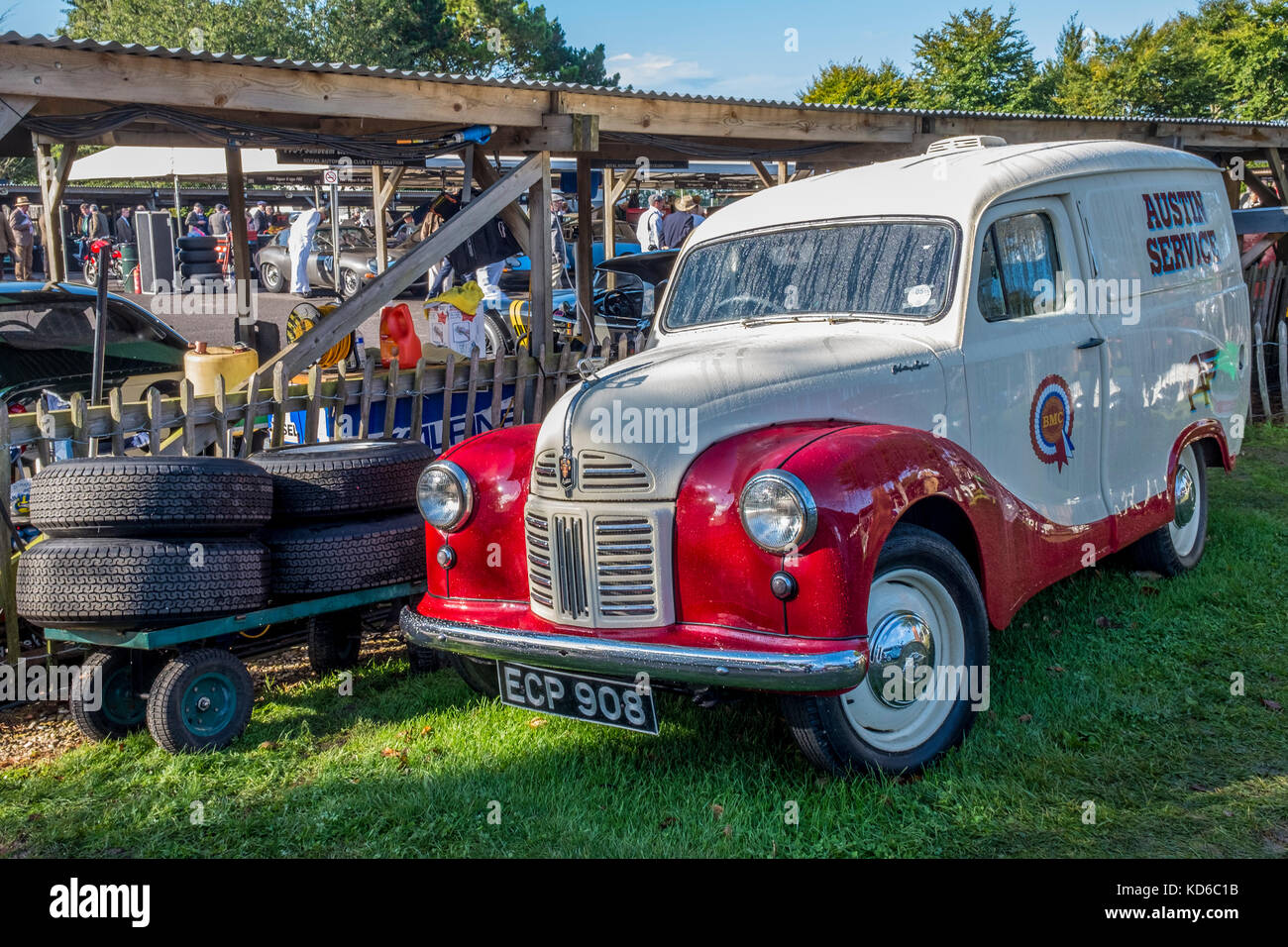 1954 Austin A40 van, ECP908, al 2017 Goodwood Revival, Sussex, Regno Unito. Foto Stock