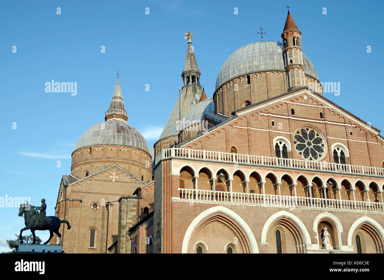 Basilica Pontificia di San Antonio di Padova, di stile romanico, a Padova Italia settentrionale, Foto Stock