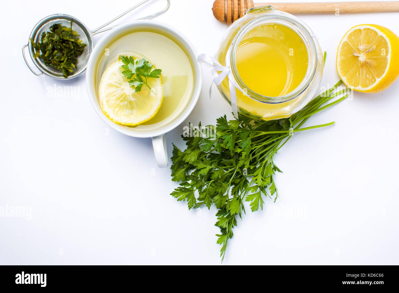 Prezzemolo tè con limone e miele su bianco Foto Stock