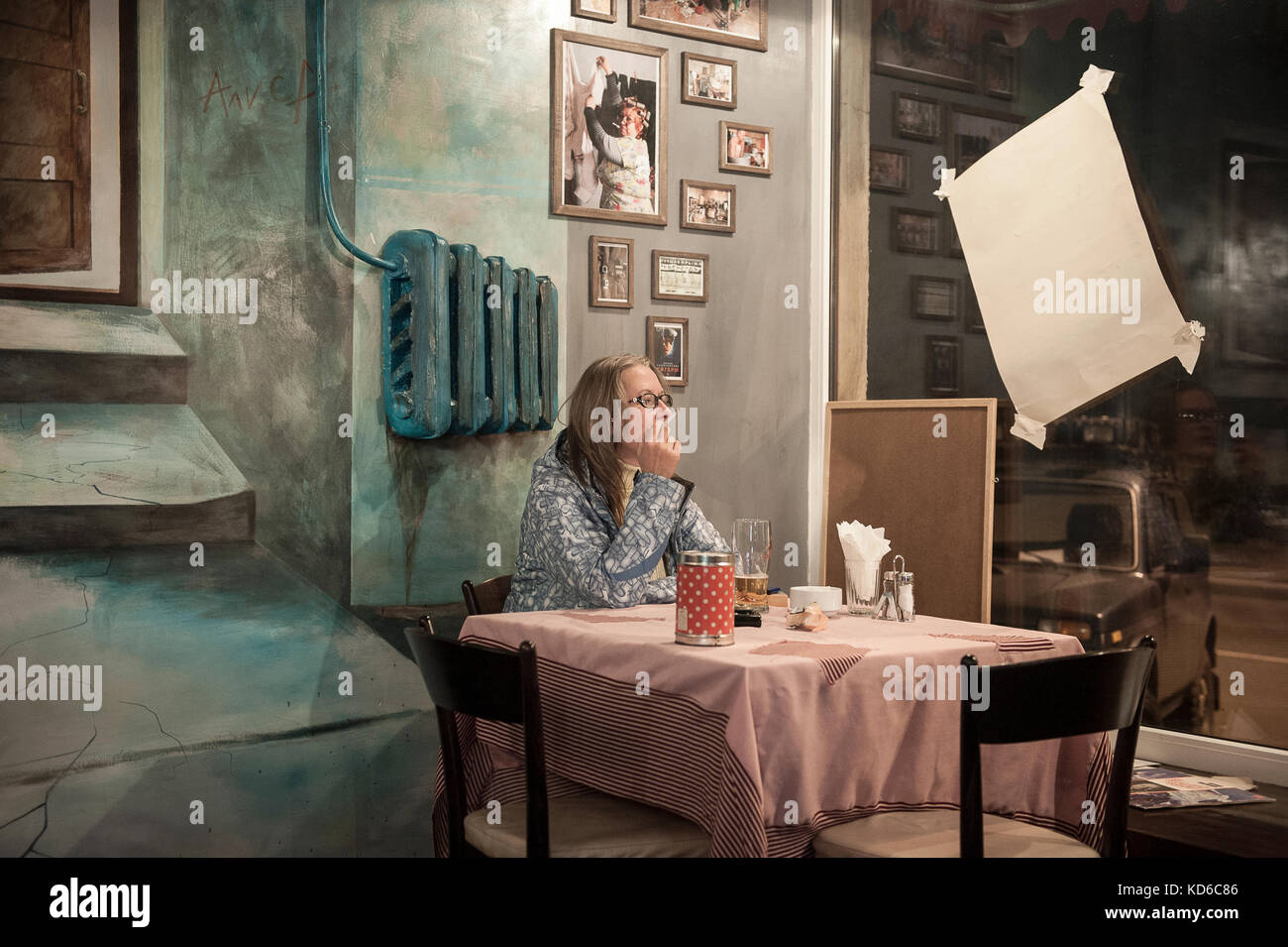 Une femme fume une sigaretta dans un café vintage communiste à Saint-Petersbourg le 3 ottobre 2013. Una donna sta fumando una sigaretta in un caffè comunista Foto Stock