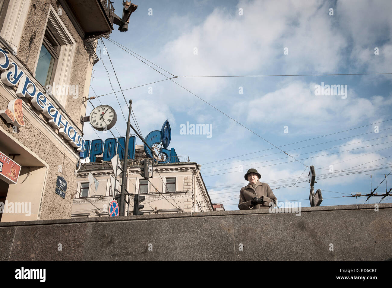 Une femme agée assistere sur une passerelle sur l'avenue Proskept à Saint-Petersbourg le 4 ottobre 2013. Un W oman che aspetta su un ponte su Proskept Avenue Foto Stock