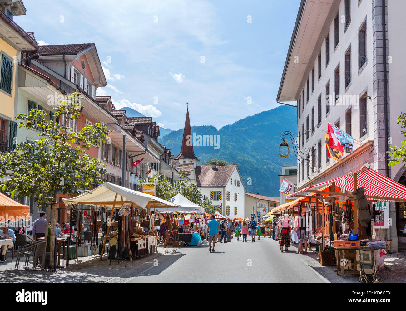 Mercato in piazza del mercato della città vecchia di Unterseen, Interlaken, Svizzera Foto Stock