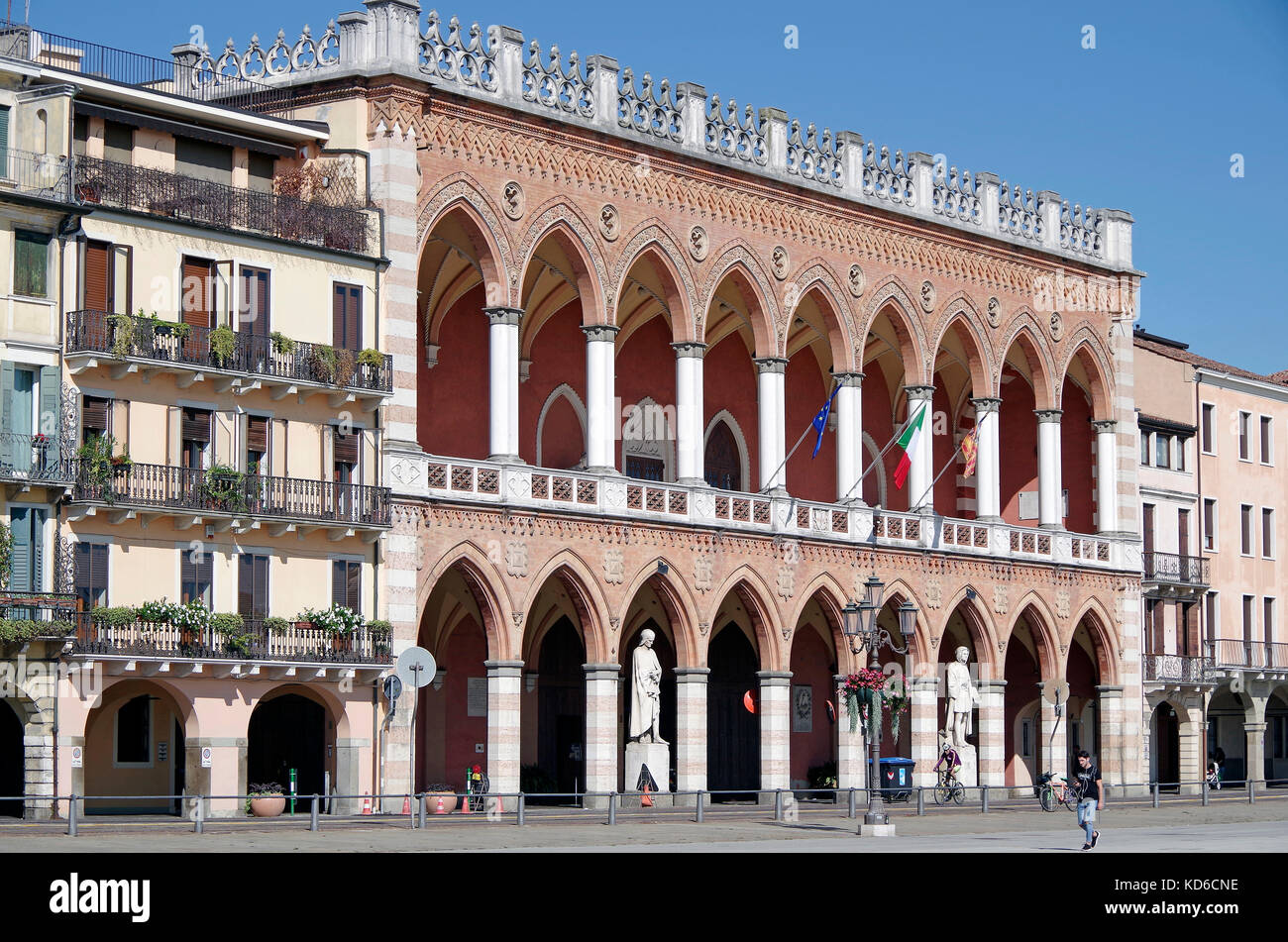 La Loggia Amulea, un impressionante in mattoni rossi e terra-cotta edificio in stile neo-gotico, con doppia loggia rivolta verso il Prato della Valle, Padova, Italia Foto Stock