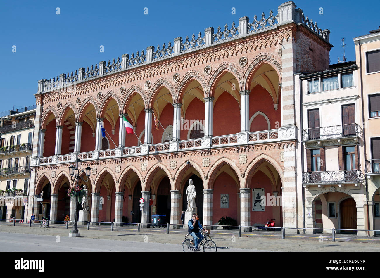 La Loggia Amulea, un impressionante in mattoni rossi e terra-cotta edificio in stile neo-gotico, con doppia loggia rivolta verso il Prato della Valle, Padova, Italia Foto Stock