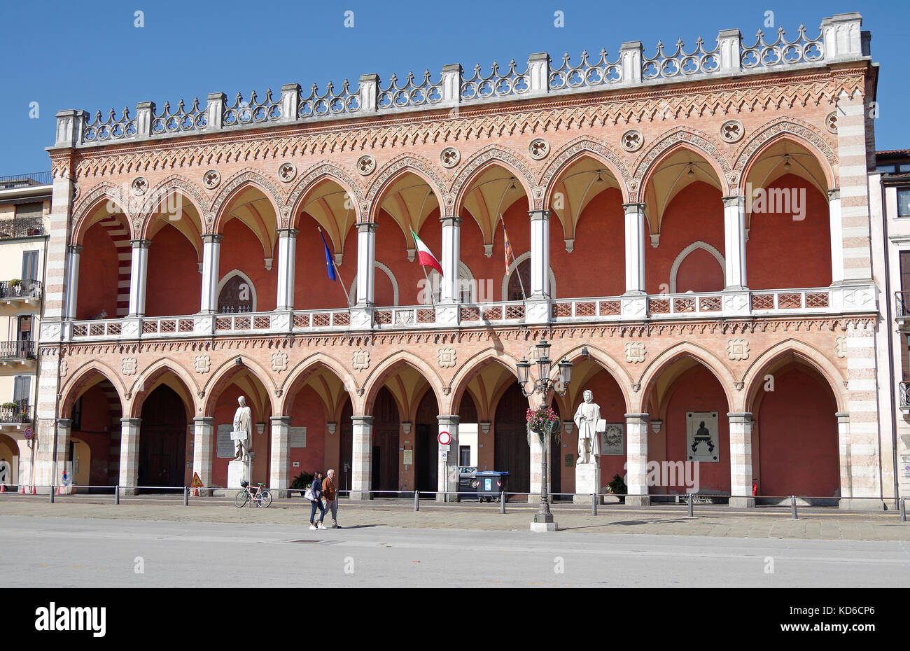 La Loggia Amulea, un impressionante in mattoni rossi e terra-cotta edificio in stile neo-gotico, con doppia loggia rivolta verso il Prato della Valle, Padova, Italia Foto Stock