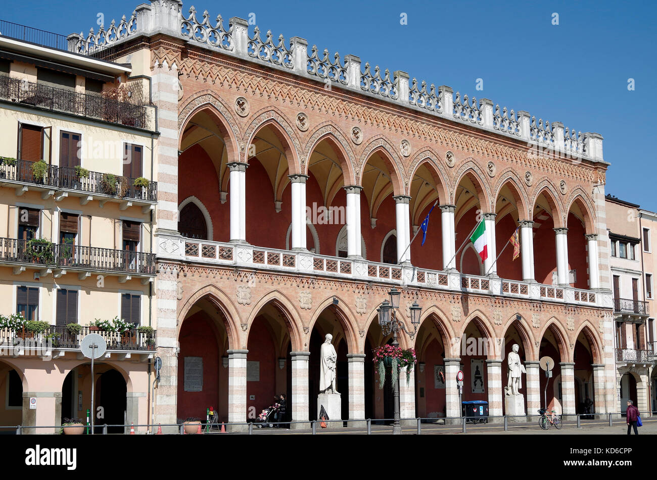 La Loggia Amulea, un impressionante in mattoni rossi e terra-cotta edificio in stile neo-gotico, con doppia loggia rivolta verso il Prato della Valle, Padova, Italia Foto Stock