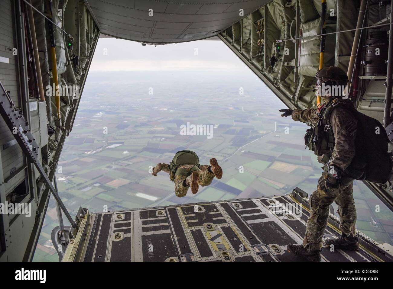 Avieri con la 321Tattiche speciali Squadron, 352 Special Operations Wing esegue un militare di caduta libera saltare fuori di un MC-130J Commando II Foto Stock
