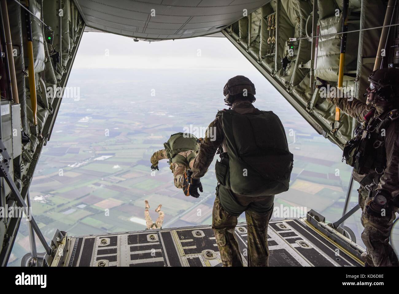Avieri con la 321Tattiche speciali Squadron, 352 Special Operations Wing esegue un militare di caduta libera saltare fuori di un MC-130J Commando II Foto Stock