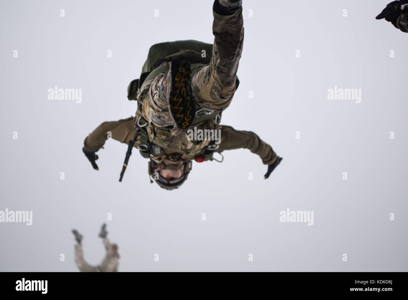 Avieri con la 321Tattiche speciali Squadron, 352 Special Operations Wing esegue un militare di caduta libera saltare fuori di un MC-130J Commando II Foto Stock