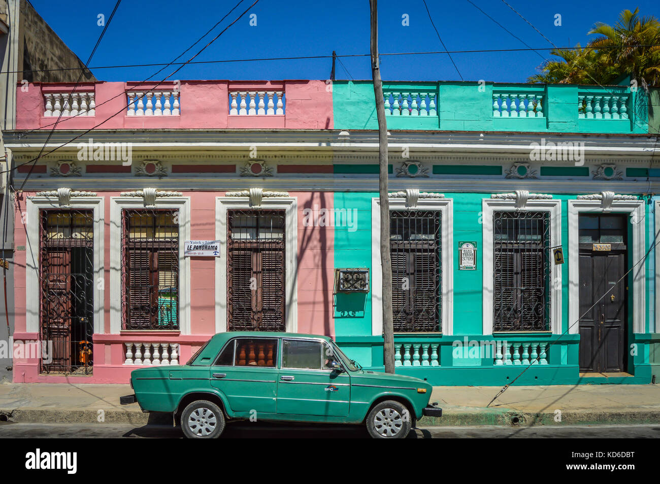 Colorata architettura coloniale in una tipica strada di Cienfuegos, Cuba. Foto Stock
