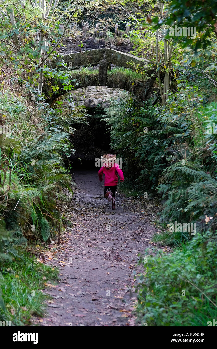 Giovani ragazze a St. Ives Estate in Bingley, Bradford, West Yorkshire. Foto Stock