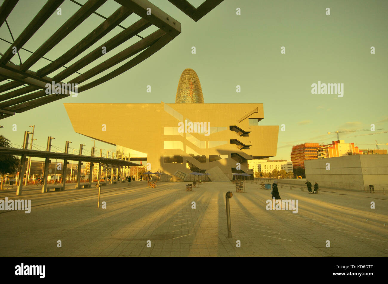 Agbar Tower di Jean Nouvel, 2005, e Disseny Hub Barcelona Building, Design Hub di Barcellona, 2014 Foto Stock