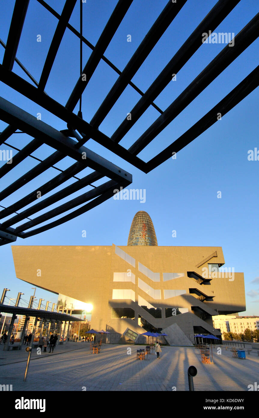 Agbar Tower di Jean Nouvel, 2005, e Disseny Hub Barcelona Building, Design Hub di Barcellona, 2014 Foto Stock