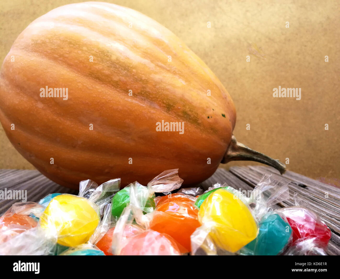 La zucca e caramelle per la notte di Halloween Foto Stock