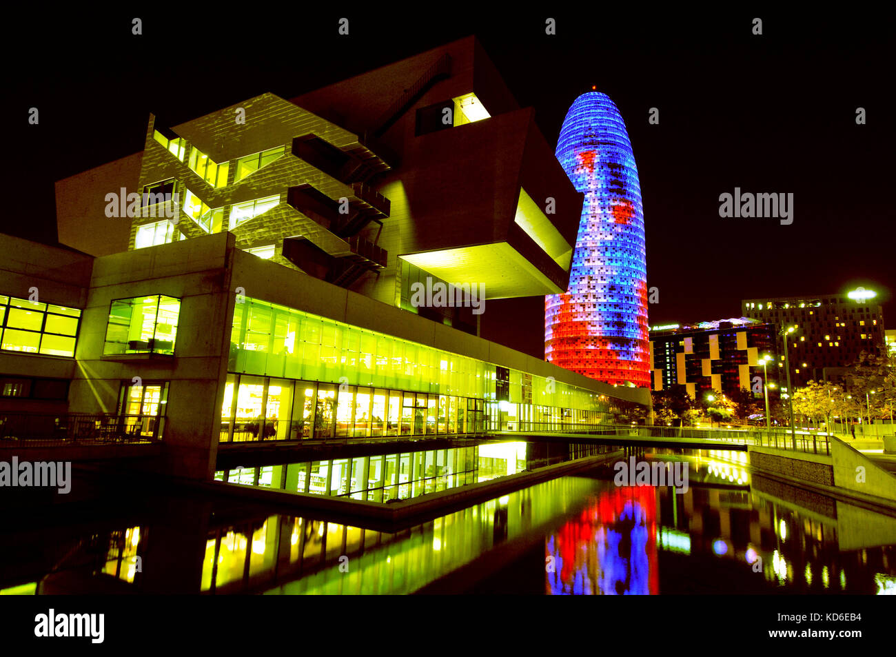 Agbar Tower di Jean Nouvel, 2005, e Disseny Hub Barcelona Building, Design Hub di Barcellona, 2014. Barcellona, Catalogna, Spagna. Foto Stock