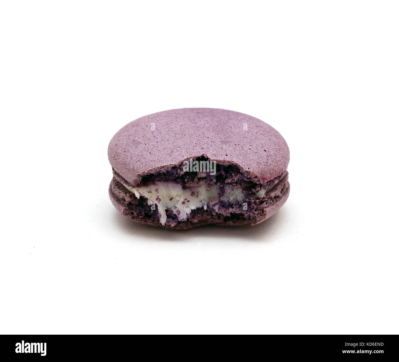 Viola Biscotto Amaretto con un pezzo mancante morso off Foto Stock