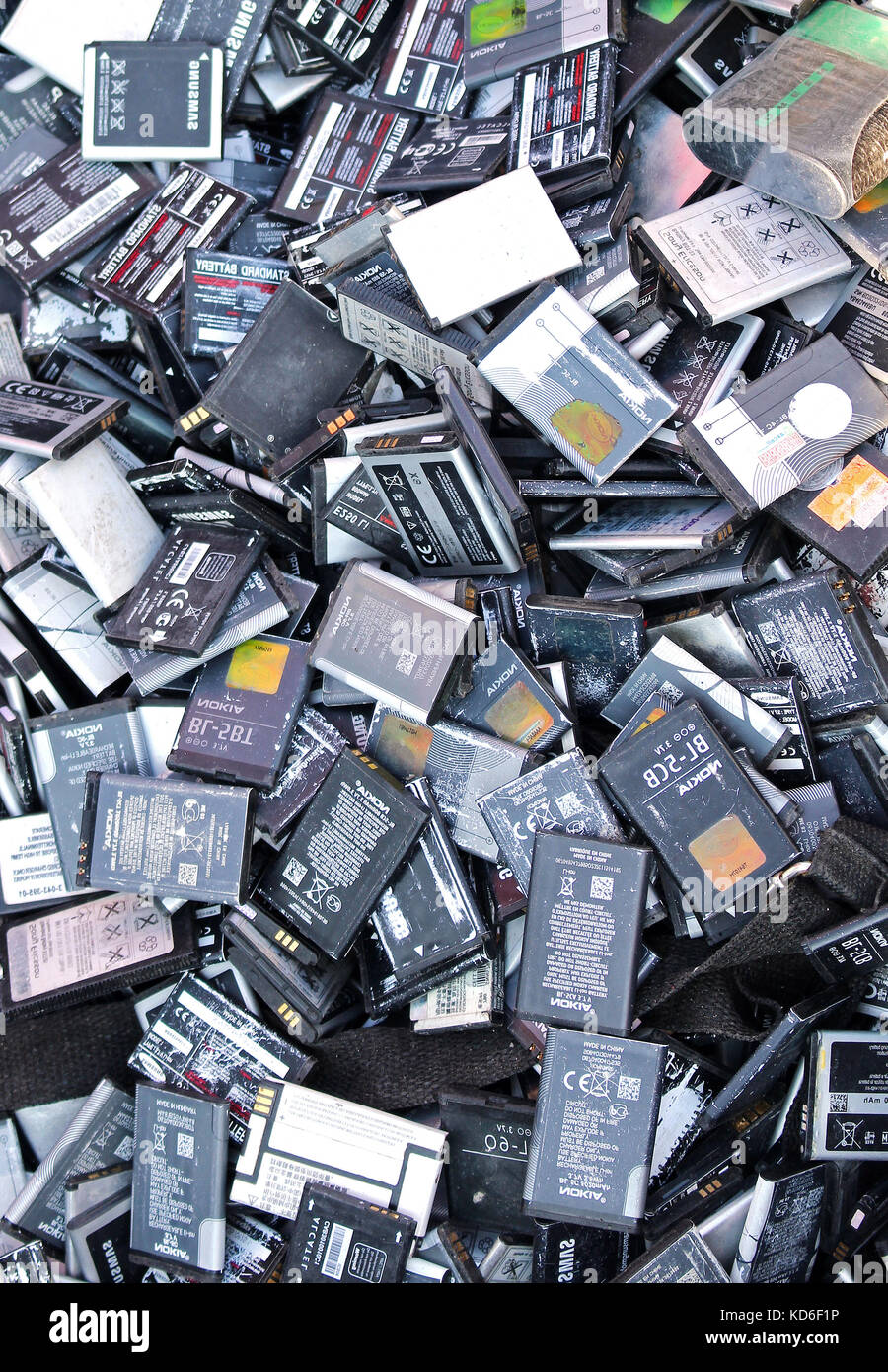 Roma, Italia - 29 giugno 2014: grande pila di riciclare le batterie per  telefoni cellulari venduti nel mercato delle pulci di Porta Portese a roma  Foto stock - Alamy