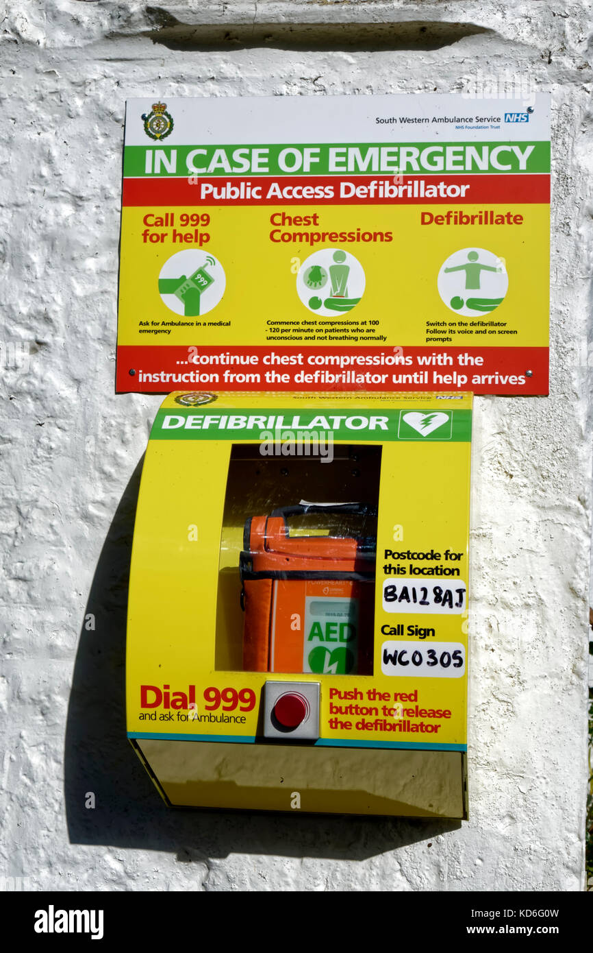 Un accesso del pubblico defibrillatore attaccata alla parete esterna della vasca arms pub in crockerton, Wiltshire, Regno Unito Foto Stock