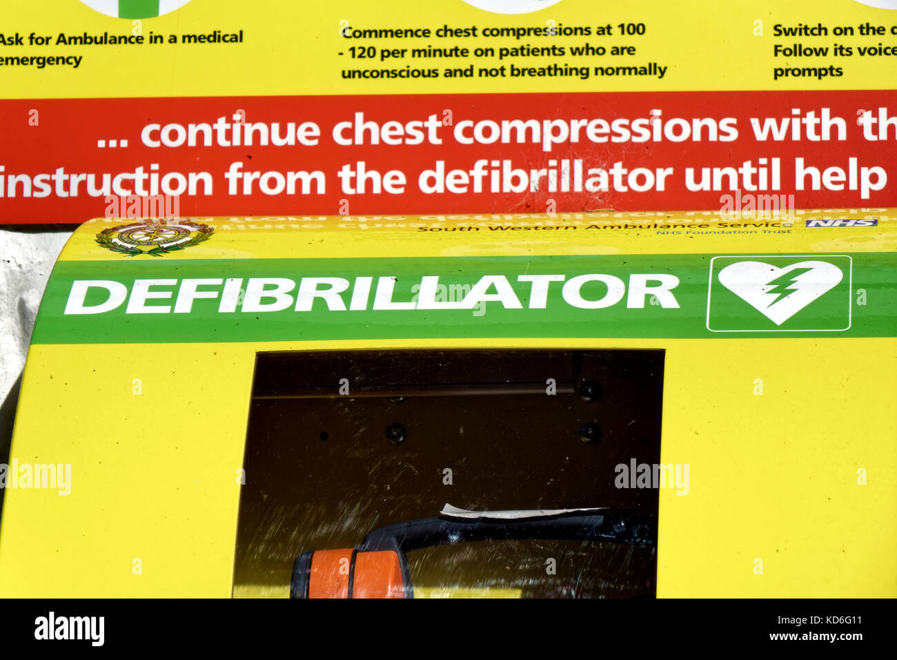 Un accesso del pubblico defibrillatore attaccata alla parete esterna della vasca arms pub in crockerton, Wiltshire, Regno Unito Foto Stock