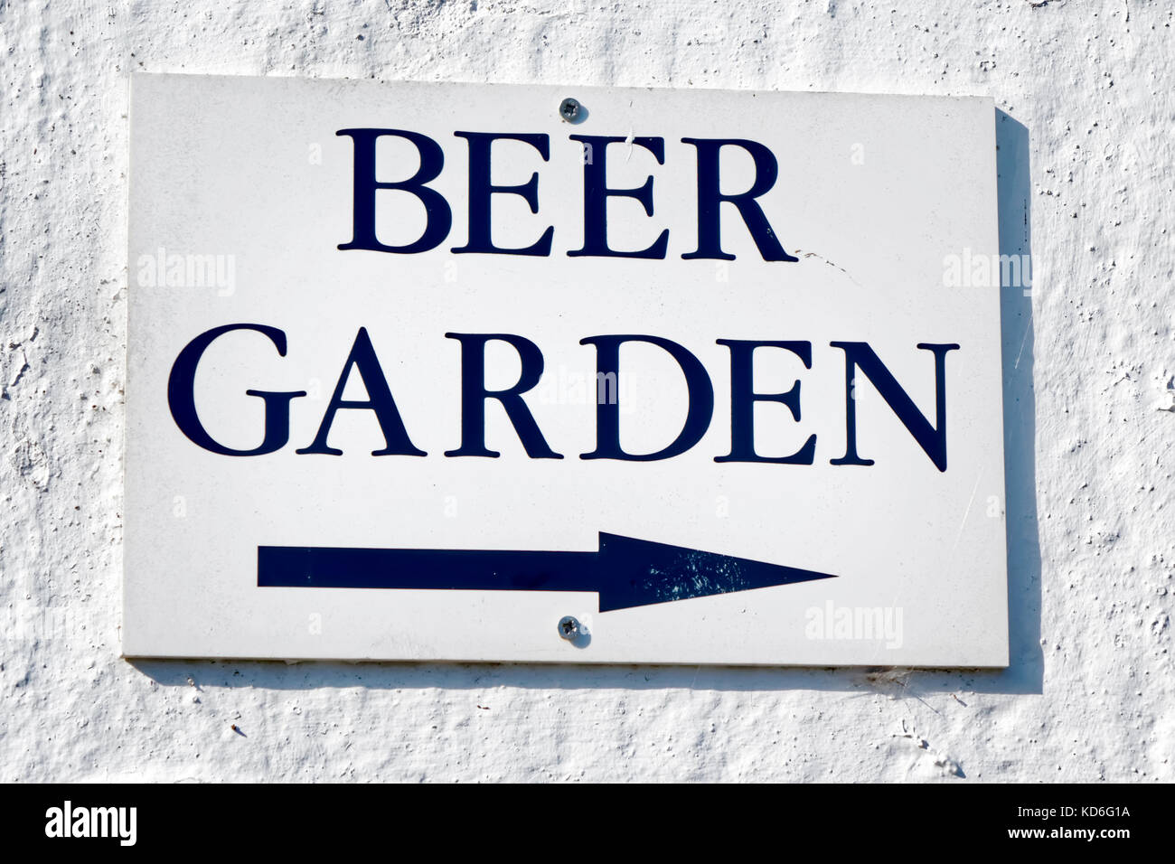 Cartello con la scritta "Beer Garden Waymarker" presso The Bath Arms, Crockerton, Wiltshire, Regno Unito. Foto Stock