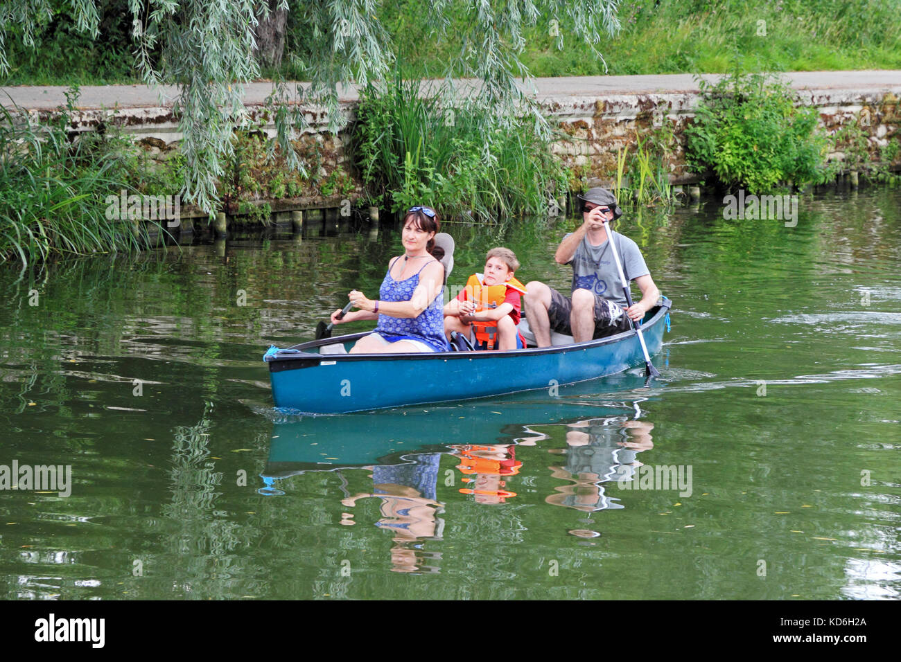 Famiglia discese in canoa lungo il fiume Tamigi, Oxford, Regno Unito Foto Stock