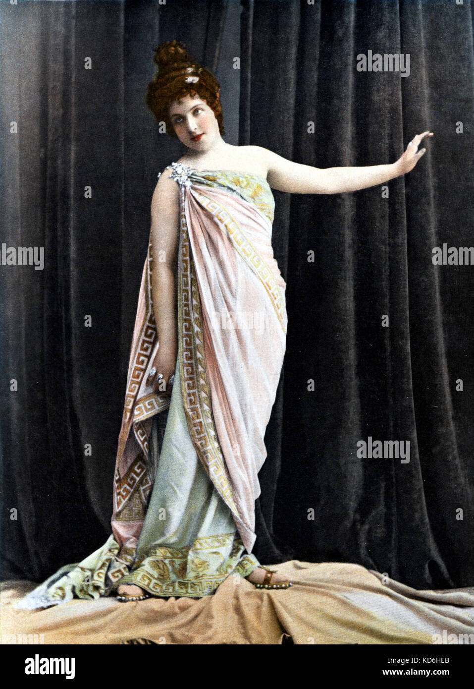 Camille Saint-Saens 'Phryné' con Emelen nel ruolo del titolo, 1900. Libretto di Lucien Augé de Lassus opéra comique in due atti. Il compositore francese (1835-1921). Le Théâtre, 1900. S-S il compositore francese. 9 Ottobre 1835 - 16 dicembre 1921. Foto Stock