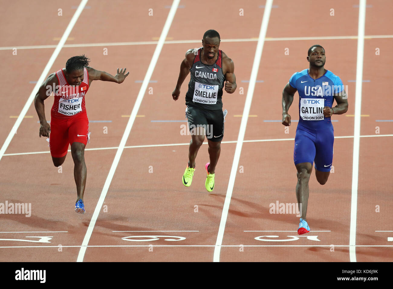 Justin GATLIN (Stati Uniti d'America), Gavin SMELLIE (Canada), Andrew Fisher (Bahrain) attraversando la linea del traguardo in Uomini 100m 5 di calore al 2017, IAAF Campionati del Mondo, Queen Elizabeth Olympic Park, Stratford, Londra, Regno Unito. Foto Stock