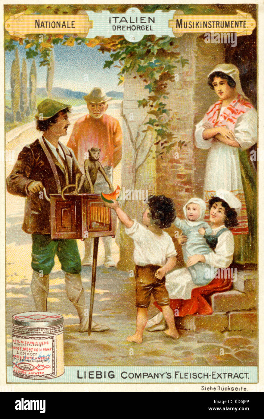 Organetto con il musicista di strada a giocare per famiglia in villaggio italiano. Circus monkey su organetto. L'Italia. Scheda di Liebig. Foto Stock