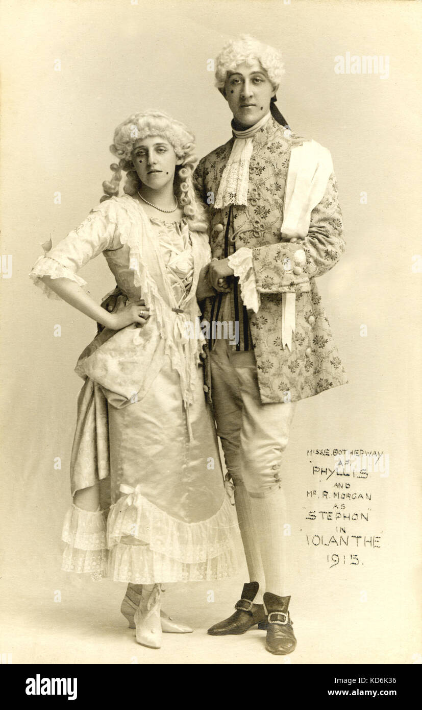E. Botherway come Phyllis e R. Morgan come Strephon in 'Iolanthe' o 'peer e il peri', opera comica di Gilbert e Sullivan. Cartolina fotografica, 1915. Foto Stock