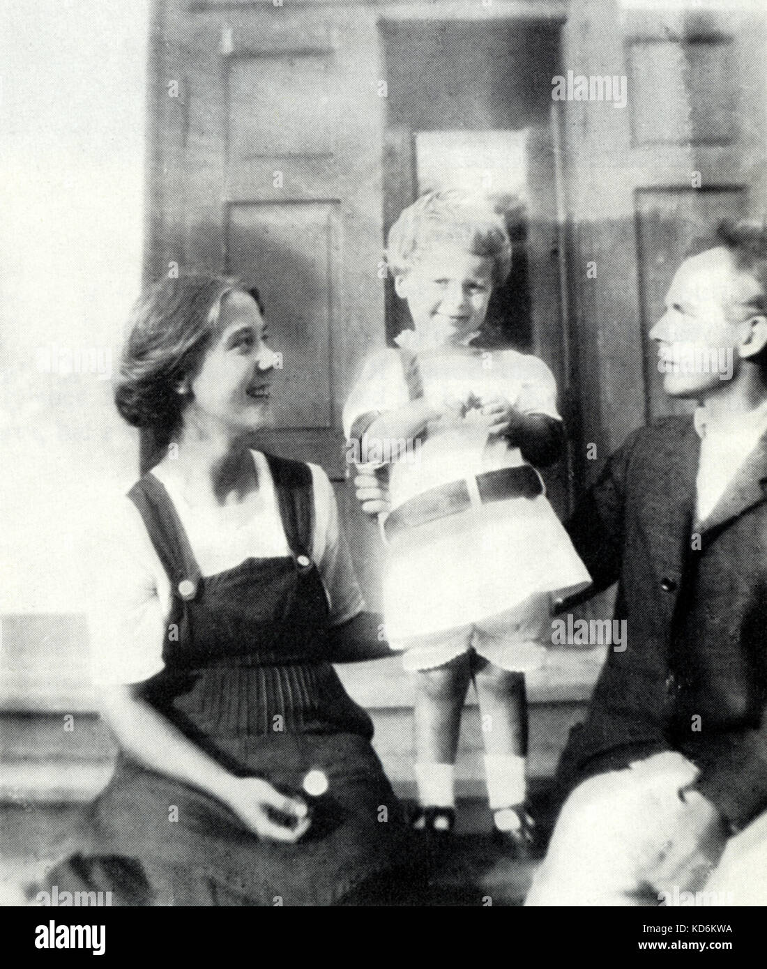 Bela Bartók con la prima moglie Marta Ziegler e i loro tre anni di vecchio figlio Béla nel giardino della sua casa Rákoskeresztúr nel 1913. Ungherese compositore e pianista, 25t Marzo 1881- 26 Settembre 1945 Foto Stock