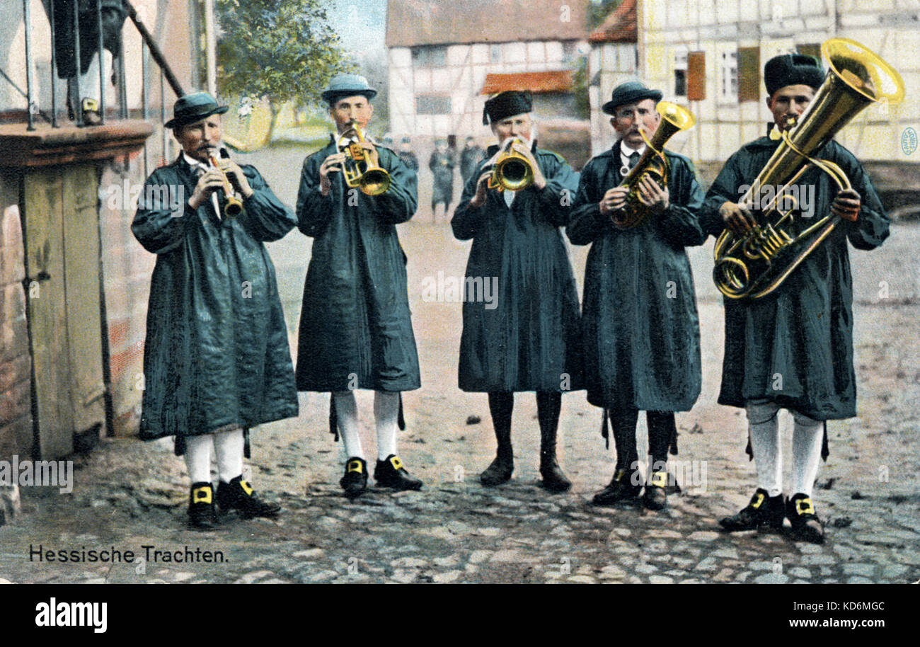 Il tedesco brass band, Hessian folk music di uomini in costume tradizionale in piedi in piazza Lauterbach, Assia Foto Stock