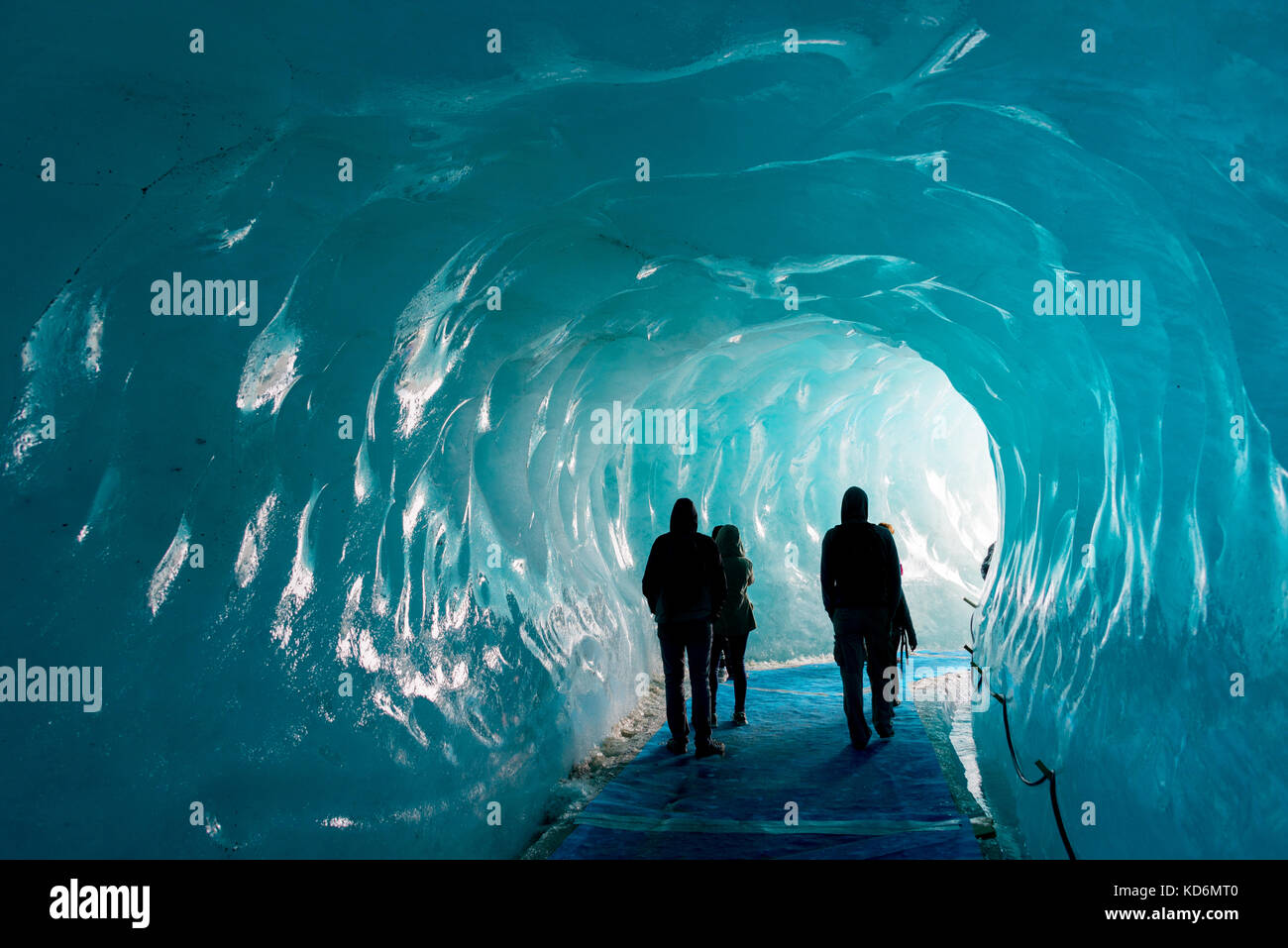 Sagome di persone in visita a te la grotta di ghiaccio della Mer de Glace ghiacciaio in Chamonix Mont Blanc massif, alpi, Francia Foto Stock