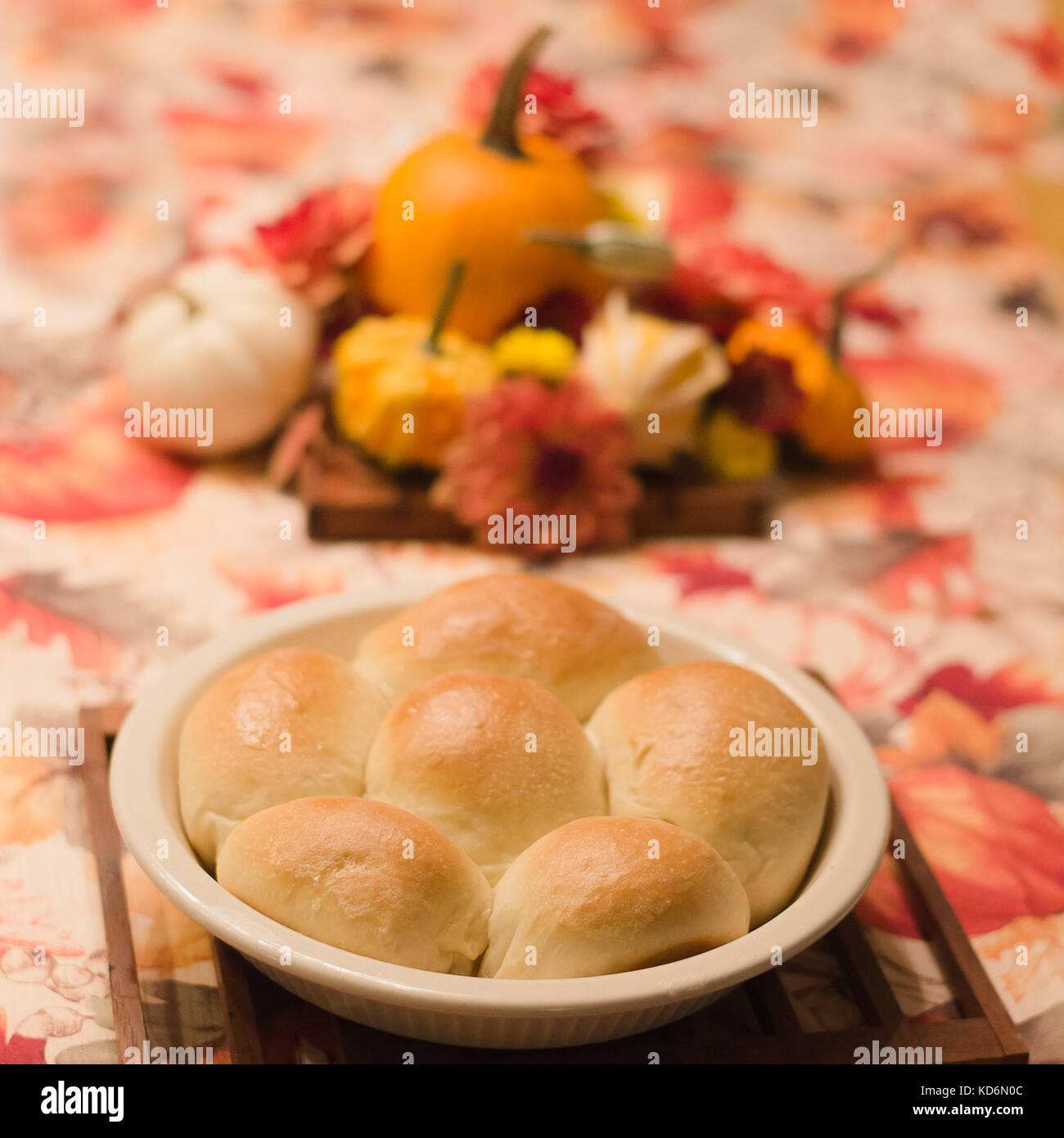 Panini freschi in una impostazione di autunno Foto Stock