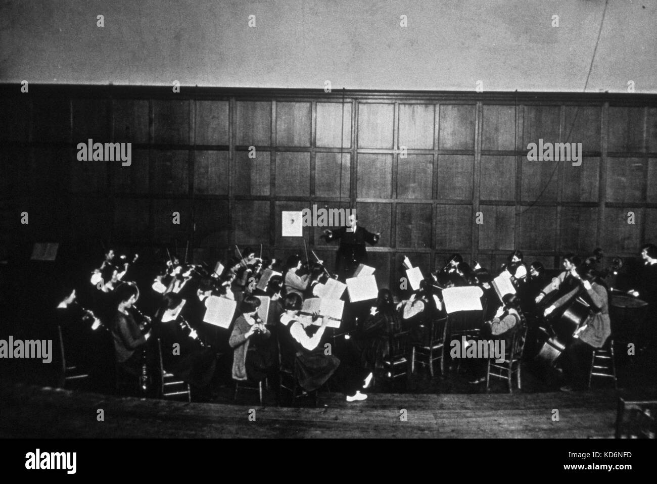 Gustav Holst nel 1934 scuola di conduzione orchestra presso San Paolo la Scuola di inglese a Londra il compositore 1874-1934. Foto Stock