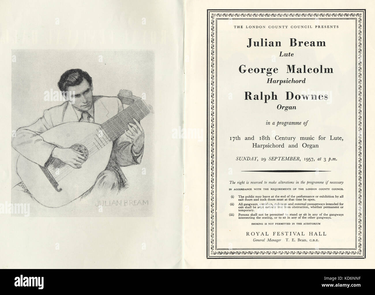 Julian Breme che suona il liuto in London Royal Festival Hall programma del concerto di disegno di Julian breme, nato il 15 luglio 1933. Concerto del XVII e XVIII secolo la musica per liuto, cembalo e organo con George Malcolm e Ralph Downes. Il 29 settembre 1957. Foto Stock