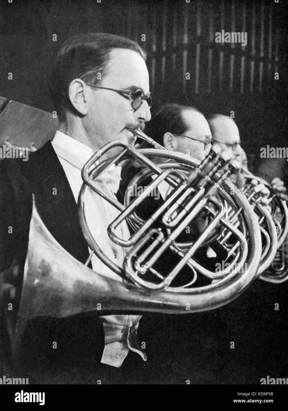 Aubrey Brain giocare corno, leader della BBC Symphony Orchestra. Corno  inglese player 1893 - 1955 Foto stock - Alamy