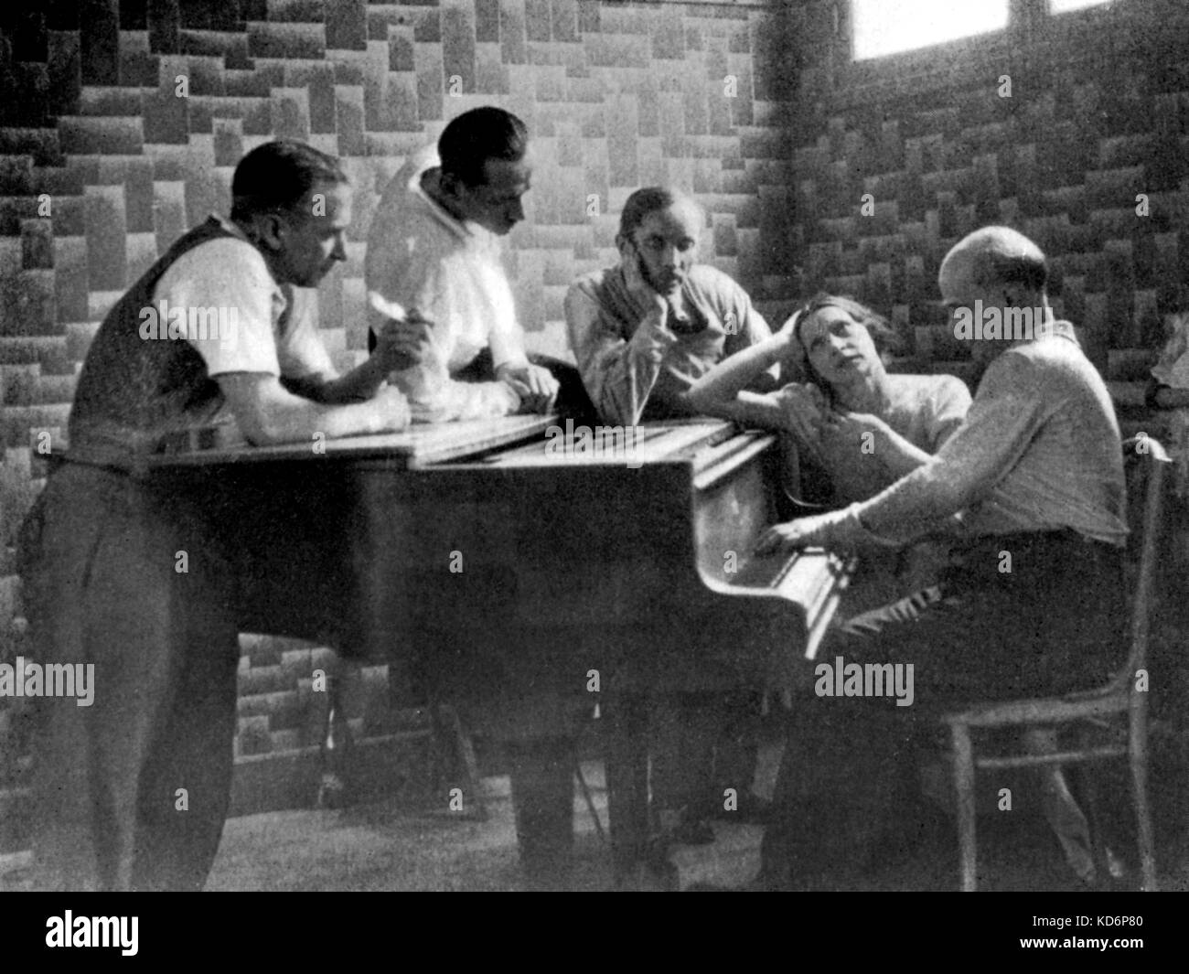 Michel Fokine - Ritratto del russo coreografo e ballerino riproduzione di un pianoforte mentre ripassando con un gruppo di ballerini. 23 Aprile 1880 - 22 agosto 1942. Foto Stock