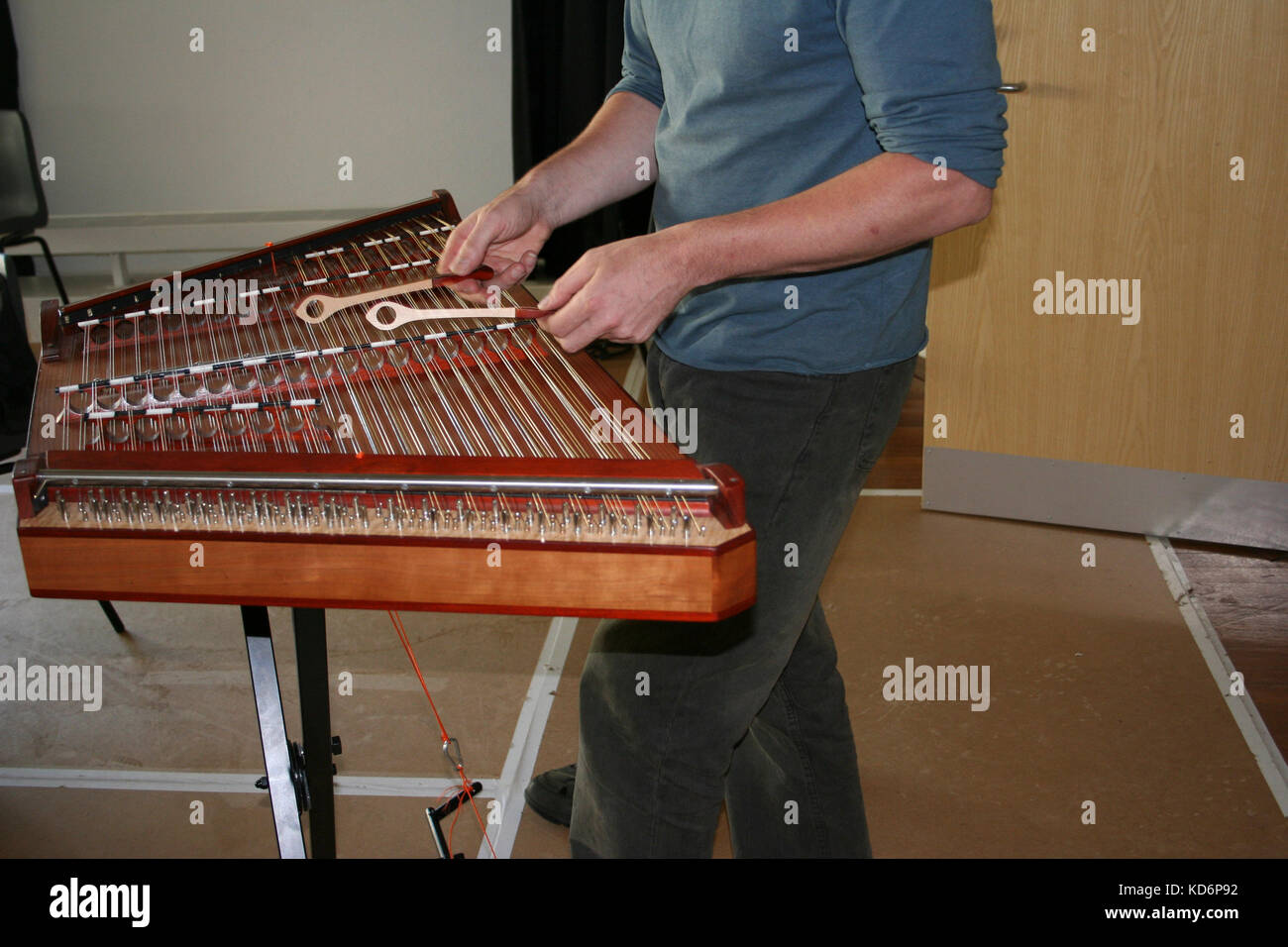 Cimablom essendo giocato con le fruste a Dartington Scuola estiva 2005. Dulcimer come strumento usato in Europa Orientale (musica ungherese, gypsy) Foto Stock