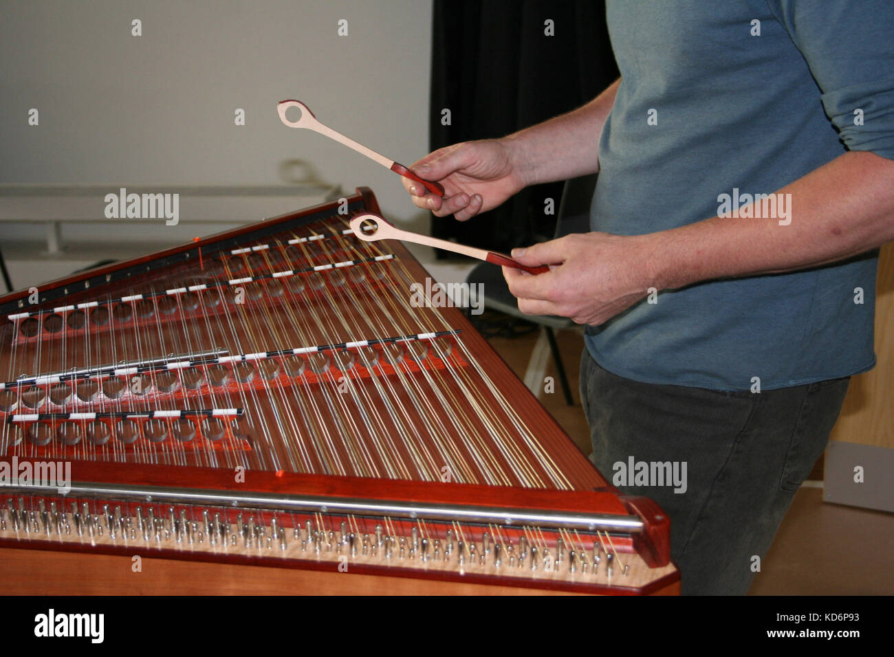 Cimbalom essendo giocato con le fruste a Dartington Scuola estiva 2005. Dulcimer come strumento usato in Europa Orientale (musica ungherese, gypsy) Foto Stock